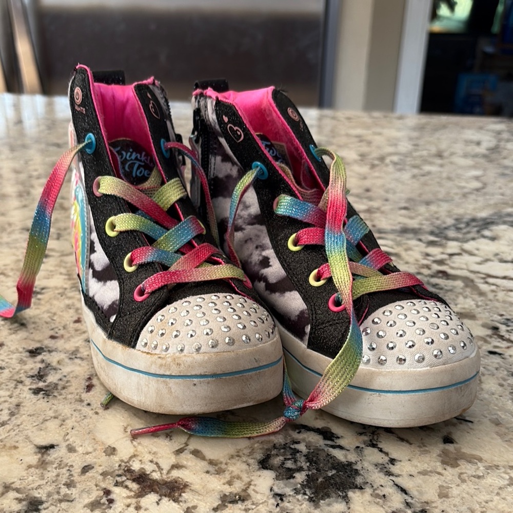 Kids' Light-Up Heart Sneakers - Picture 2 of 3
